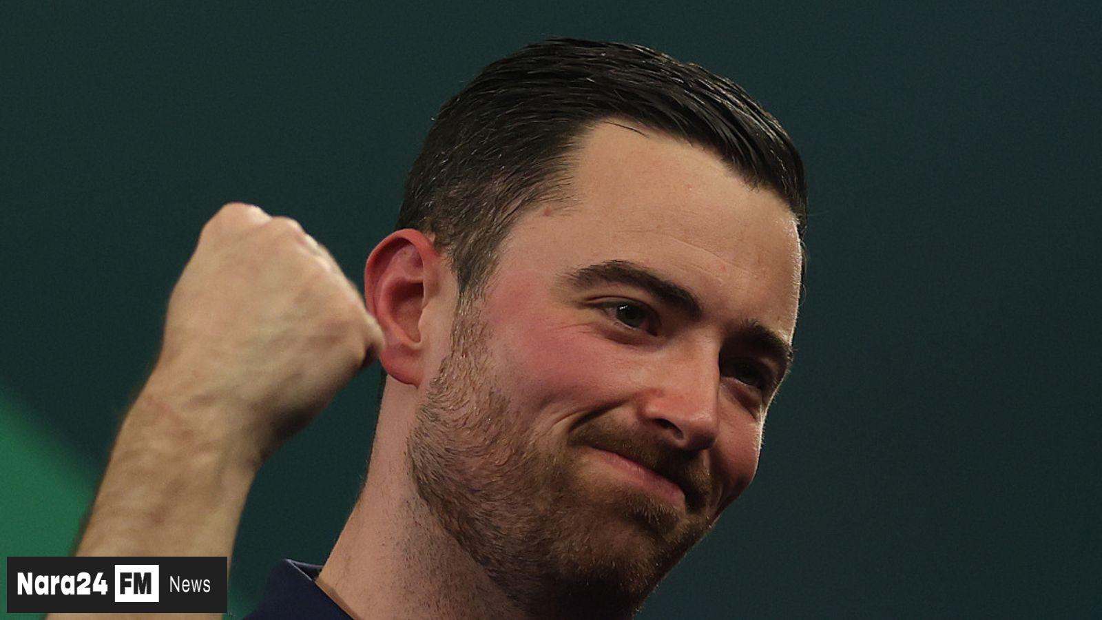 Humphries Dominates as Van Veen and Aspinall Advance in World Darts Championship